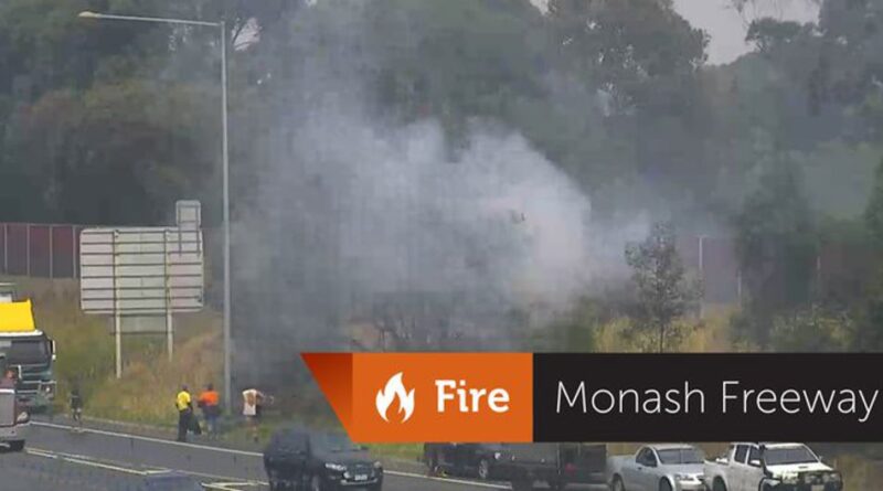 Đám cháy cỏ trên đường cao tốc Monash đe dọa các nhà máy ở Mulgrave