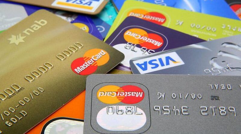 Chi tiêu thẻ tín dụng cao kỷ lục trong bối cảnh khủng hoảng chi phí sinh hoạt