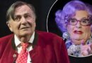 Nhà sáng tạo Dame Edna: Barry Humphries qua đời ở tuổi 89