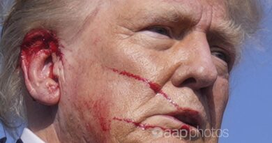 Không, Donald Trump không bị bắn vào ngực tại cuộc vận động tranh cử