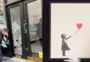 Video: Hai tên trộm phá cửa kính để lấy cắp tranh của Banksy trị giá 25 triệu USD.