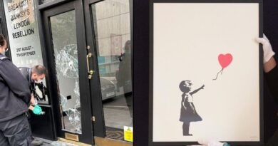 Video: Hai tên trộm phá cửa kính để lấy cắp tranh của Banksy trị giá 25 triệu USD.