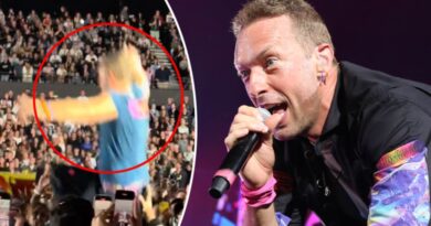 Melbourne: Ca sĩ Coldplay rơi xuống hố khi đang biểu diễn tại SVĐ Marvel