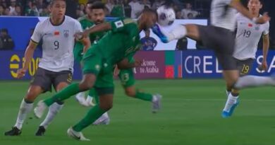 VIDEO: Cầu thủ TQ ‘tung cước kung fu’ hạ gục đối phương tại vòng loại World Cup