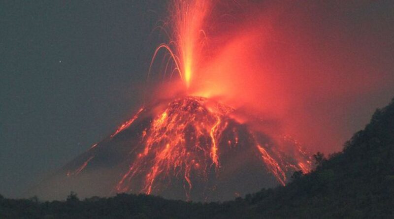 Núi lửa phun trào, Indonesia ban bố tình trạng khẩn cấp 14 ngày