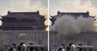 Video: Tháp cổ TQ 650 năm tuổi bất ngờ đổ sập, du khách bỏ chạy hoảng loạn