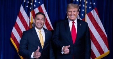 Mỹ Sa Thải Bộ Trưởng Hải Quân và Bổ Nhiệm Thứ Trưởng Gốc Việt Hùng Cao Tạm Quyền