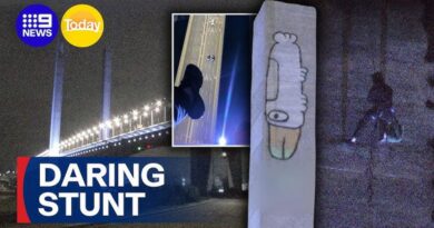 VIDEO: Cảnh sát Melbourne bắt giữ nam thanh niên vẽ graffiti trên tháp cầu cao 140m