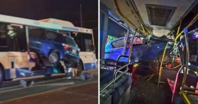 VIDEO: Xe hơi lao lên không trung, “cắm” thẳng vào hông xe buýt đang chạy trên đường