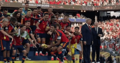 Trump phớt lờ chủ tịch FIFA, bị mời ra khỏi bục nâng cúp của Tây Ban Nha Trump phớt lờ chủ tịch FIFA, bị mời ra khỏi bục nâng cúp của Tây Ban Nha