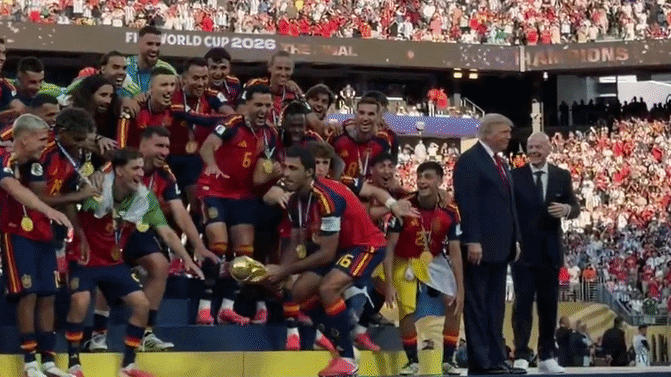 Trump phớt lờ chủ tịch FIFA, bị mời ra khỏi bục nâng cúp của Tây Ban Nha Trump phớt lờ chủ tịch FIFA, bị mời ra khỏi bục nâng cúp của Tây Ban Nha