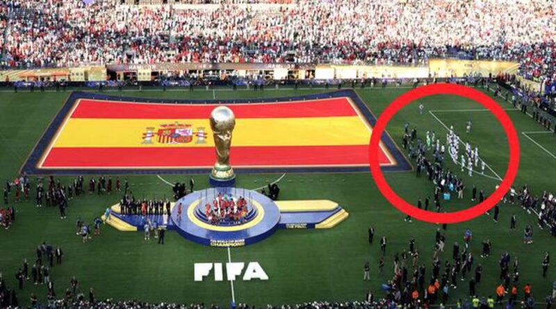ĐT Argentina bị chỉ trích vì quay lưng khi Tây Ban Nha nâng cúp vô địch World Cup ĐT Argentina bị chỉ trích vì quay lưng khi Tây Ban Nha nâng cúp vô địch World Cup