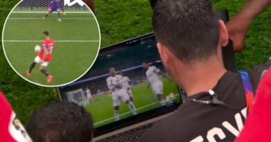 Đối thủ dùng ‘vũ khí bí mật’ hạ Australia, đội Ai Cập mở laptop tìm Mbappe làm quân sư Đối thủ dùng ‘vũ khí bí mật’ hạ Australia, đội Ai Cập mở laptop tìm Mbappe làm quân sư