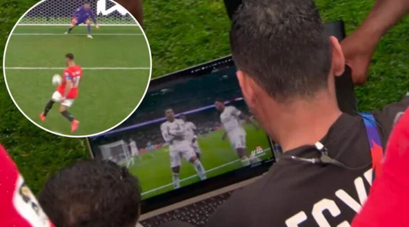 Đối thủ dùng ‘vũ khí bí mật’ hạ Australia, đội Ai Cập mở laptop tìm Mbappe làm quân sư Đối thủ dùng ‘vũ khí bí mật’ hạ Australia, đội Ai Cập mở laptop tìm Mbappe làm quân sư