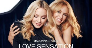 VIDEO: Cú bắt tay của hai biểu tượng nhạc pop Madonna và Kylie Minogue