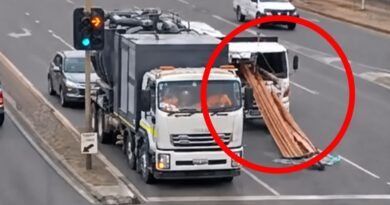 VIDEO: Tài xế xe tải thoát chết trong gang tấc sau khi gỗ sau xe đâm xuyên cabin