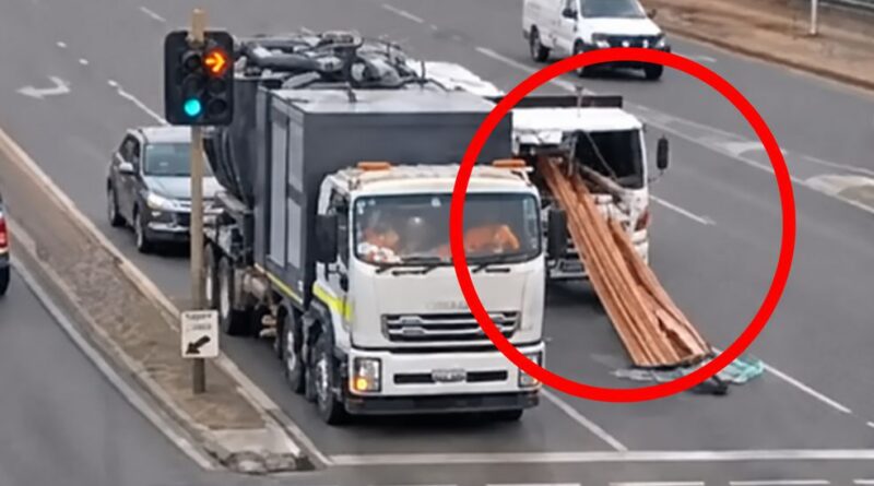 VIDEO: Tài xế xe tải thoát chết trong gang tấc sau khi gỗ sau xe đâm xuyên cabin